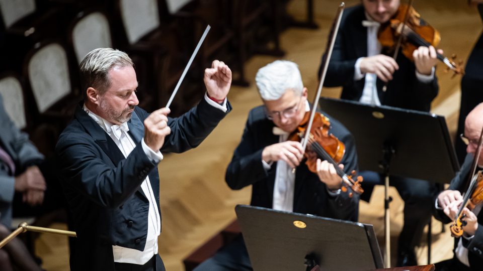 Dirigent Robert Jindra; Saint-Saënsova Varhanní (Obecní dům, 3. listopadu 2025); setkání s umělci před koncertem: dirigent Robert Jindra a klavírista Marek Kozák