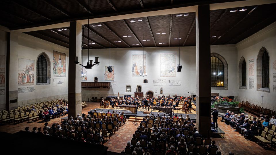 Venezuelský dirigent Andrés Maurette O'Brien a česká premiéra dvojkoncertu pro marimby a smyčcový orchestr (Betlémská kaple, 12. 3. 2026)