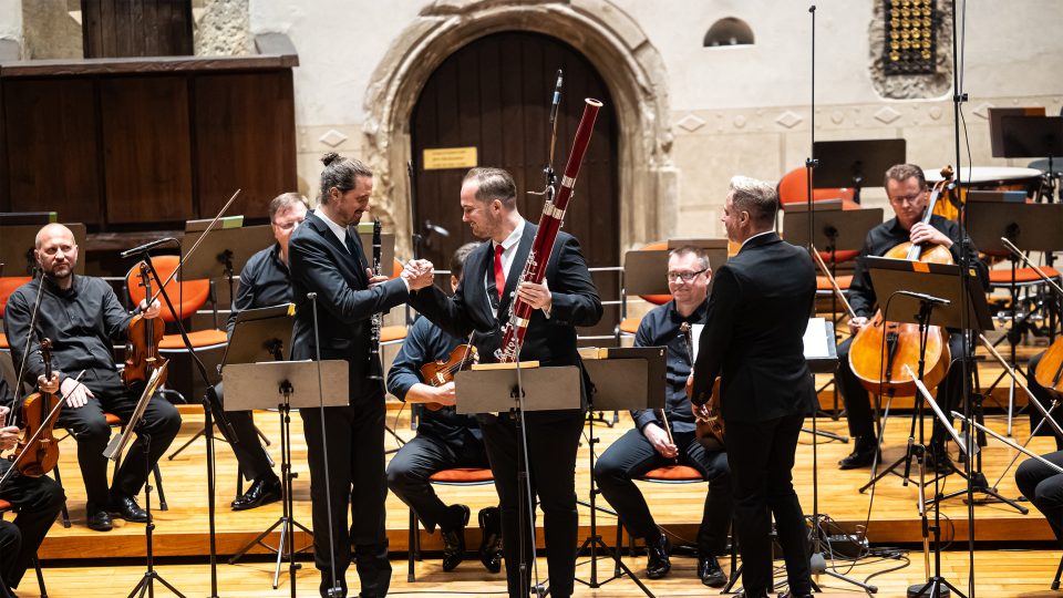 Johannes Schittler (klarinet), Jan Hudeček (fagot) a Robert Jindra (dirigent) | foto: Matěj Komár, SOČR Johannes Schittler (klarinet), Jan Hudeček (fagot) a Robert Jindra (dirigent)