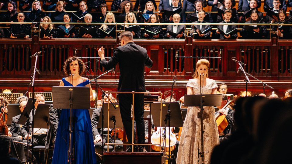 Mahlerova Druhá v Obecním domě: mezzosopranistka Václava Krejčí Housková, dirigent Tomáš Hanus, sopranistka Kateřina Kněžíková, Český filharmonický sbor Brno | foto: Matěj Komár, SOČR Mahlerova Druhá v Obecním domě: mezzosopranistka Václava Krejčí Housková, dirigent Tomáš Hanus, sopranistka Kateřina Kněžíková, Český filharmonický sbor Brno