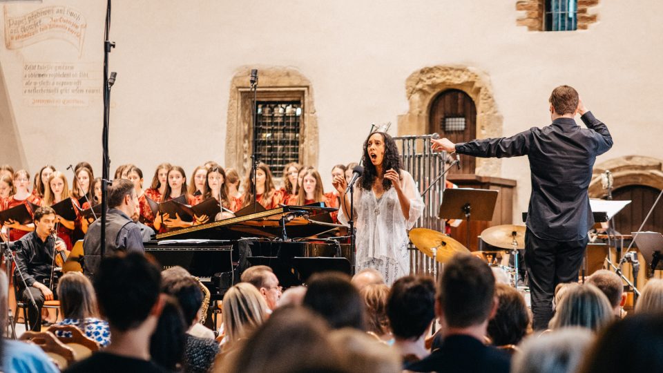 Matouš Hasoň (dirigent), Jiří Levíček (klavír, varhany, saxofon) a Chaazi Levíček (mezzosoprán) | foto: Matěj Komár, SOČR Matouš Hasoň (dirigent), Jiří Levíček (klavír, varhany, saxofon) a Chaazi Levíček (mezzosoprán)