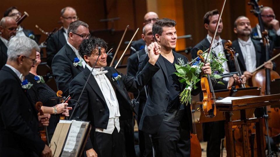 Rozhlasoví symfonikové slaví 100. sezonu slavnostním koncertem, Elias Grandy – dirigent Jan Mráček – housle
