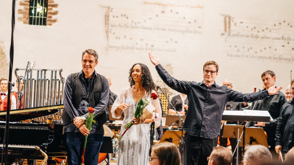 Matouš Hasoň (dirigent), Jiří Levíček (klavír, varhany, saxofon) a Chaazi Levíček (mezzosoprán) | foto: Matěj Komár, SOČR Matouš Hasoň (dirigent), Jiří Levíček (klavír, varhany, saxofon) a Chaazi Levíček (mezzosoprán)
