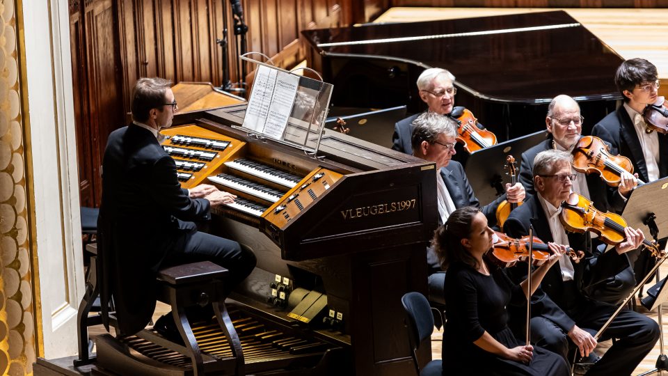 Varhaník Christian Schmitt; Saint-Saënsova Varhanní (Obecní dům, 3. listopadu 2025); setkání s umělci před koncertem: dirigent Robert Jindra a klavírista Marek Kozák