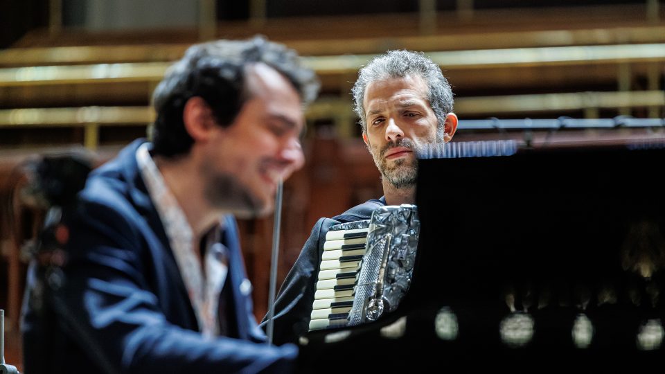Guy Mintus (klavír) a Omer Meir Wellber (dirigent, akordeon)