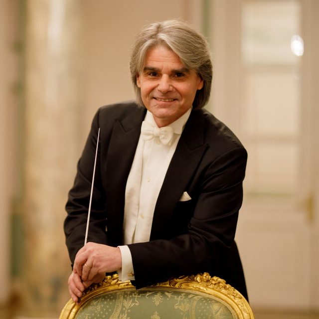 Ion Marin with St. Petersburg Philharmonia | foto: Stas Levshin