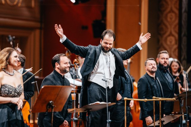 Petr Popelka a Symfonický orchestr Českého rozhlasu | foto: Matěj Komár, SOČR Petr Popelka a Symfonický orchestr Českého rozhlasu