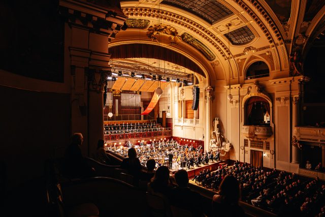 Symfonický orchestr Českého rozhlasu v Obecním domě | foto: Matěj Komár, SOČR Symfonický orchestr Českého rozhlasu v Obecním domě