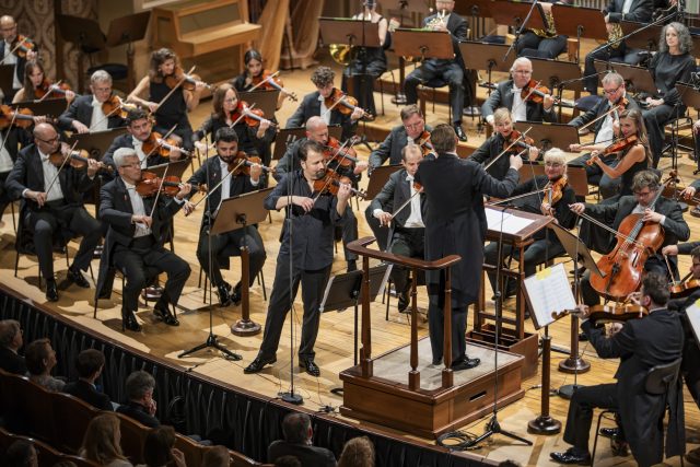 Koncert SOČRu Holstovy Planety pod taktovkou Jana Kučera s Dětským pěveckým sborem Českého rozhlasu a houslistou Davidem Pokorným