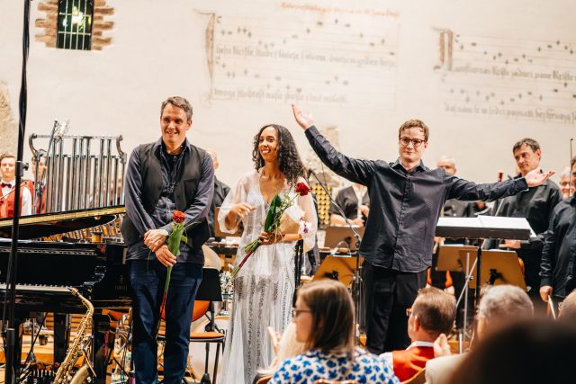 Matouš Hasoň (dirigent), Jiří Levíček (klavír, varhany, saxofon) a Chaazi Levíček (mezzosoprán)