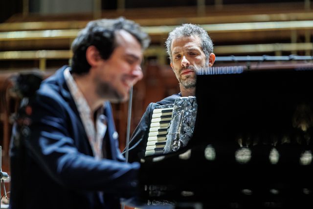 Guy Mintus (klavír) a Omer Meir Wellber (dirigent, akordeon)