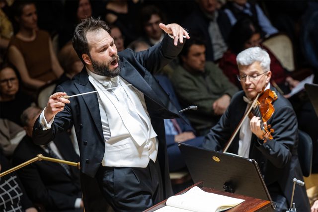 Petr Popelka (dirigent) a Symfonický orchestr Českého rozhlasu v Obecním domě | foto: Michal Fanta, SOČR Petr Popelka (dirigent) a Symfonický orchestr Českého rozhlasu v Obecním domě